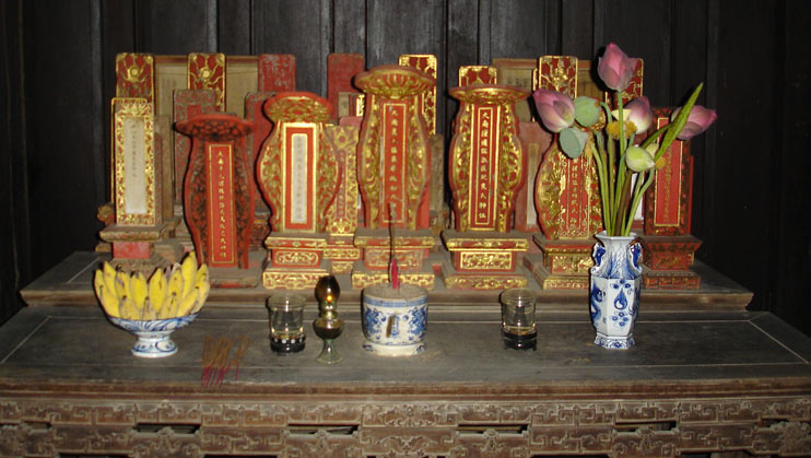 Преподношение предкам в китайском храме знатного рода. (Китайский храм предков во Вьетнаме). Фото  Лимарева В.Н.