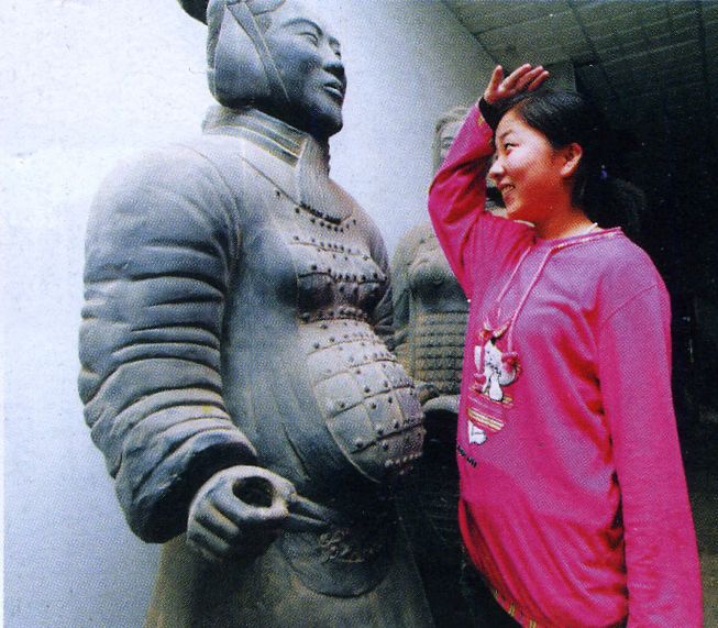 Беременная из терракотовой армии императора Цинь Шихуанди и современная китаянка.