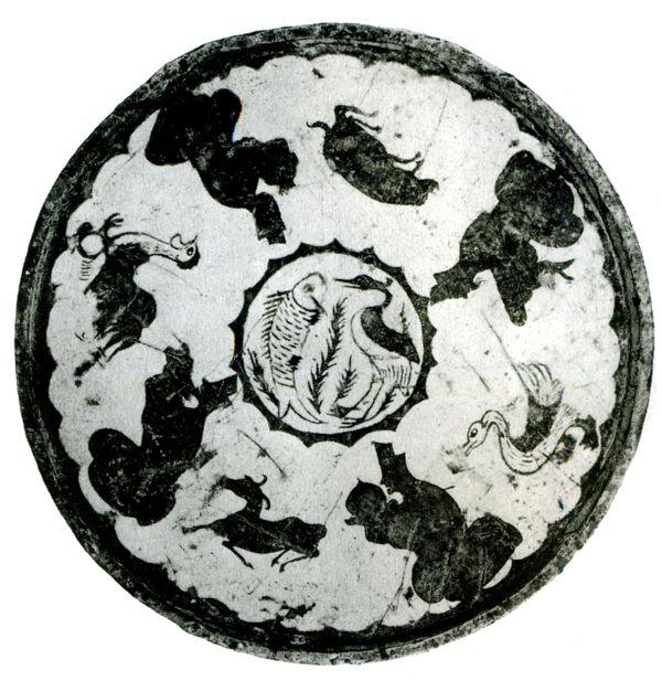 Китайская космология. В центре символы благочестия и долголетия. Тарелка 1-2 века. 