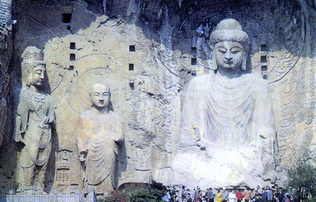 Буддийский пещерный монастырь в Лояне (Китай). 