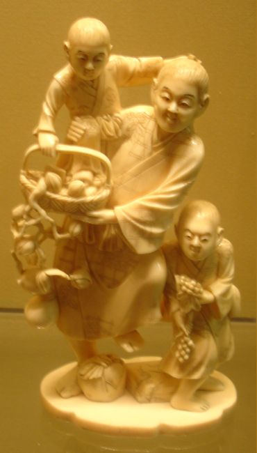 Мужчина с детьми. Япония. Мастер Хисао. 19 век. Эрмитаж. фото Лимарева В.Н.