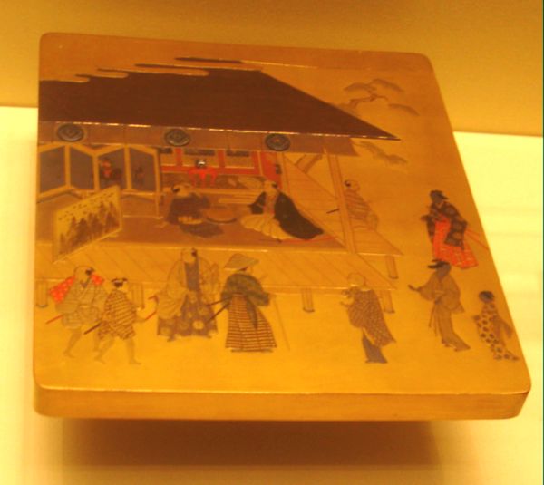 У дома феодала.(Тушечница субзирибако. 19 век.  Япония 19 век.  Эрмитаж. Фото Лимарева В.Н.)