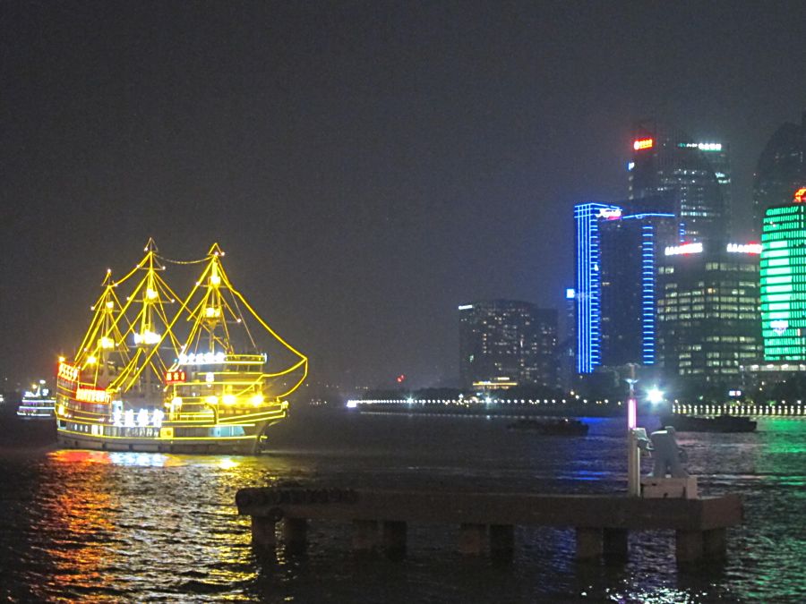 Прогулочный корабль в Шанхае. Фото Лимарева В.Н. 