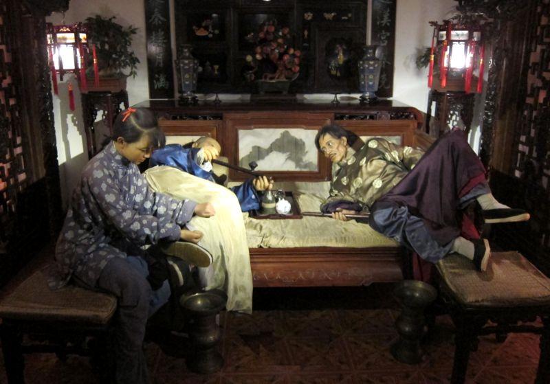 Курильщики. Экспозиция Старый Шанхай  в музее Шанхая.  Фото Лимарева В.Н.