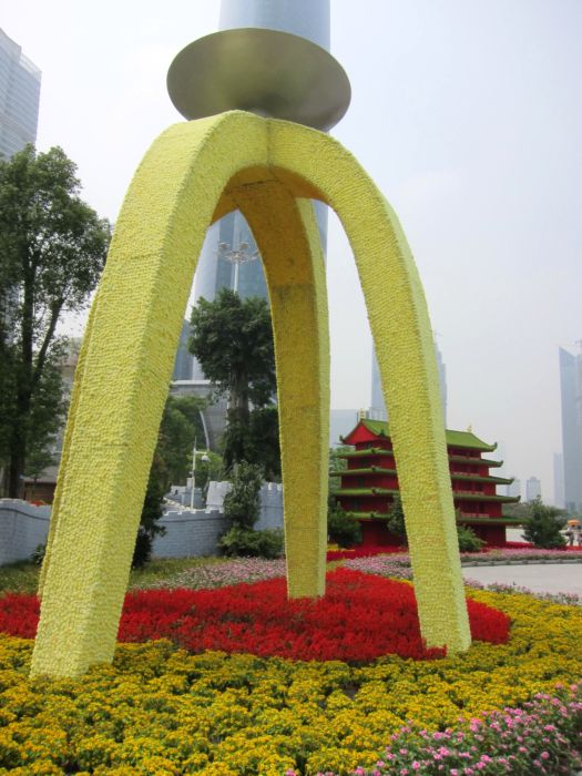 Современная абстрактная скульптура в  Гуанчжоу и цветочный домик. Китай. Фото Лимарева В.Н.