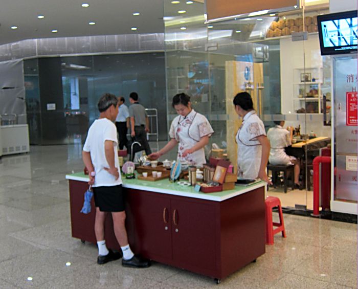 Угощение чаем в магазине-офисе.  г. Гончжоу. Китай. Фото Лимарева В.Н.