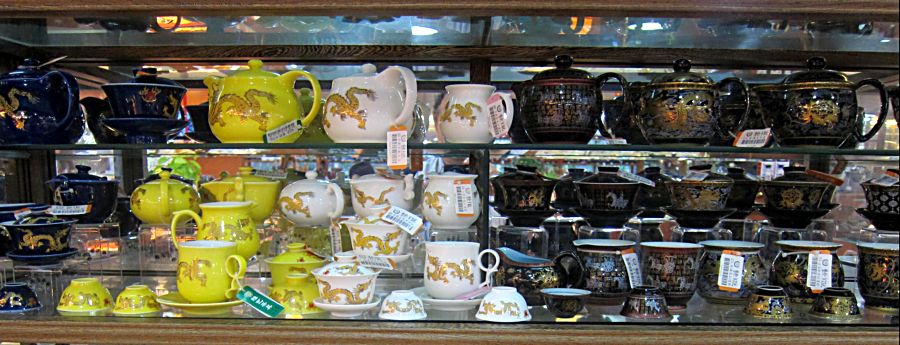 Чайные сервизы.  (Магазин посуды для чайных церемоний. г Шеньжень. Китай. Фото Лимарева В.Н.