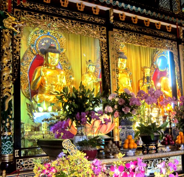 Будда и даосские святые в даосском храме.Ганконг. Фото Лимарева В.Н.