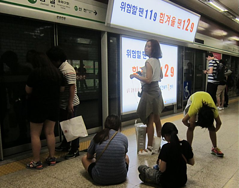 Отдых в сеульском метро. Фото Лимарева В.Н.  