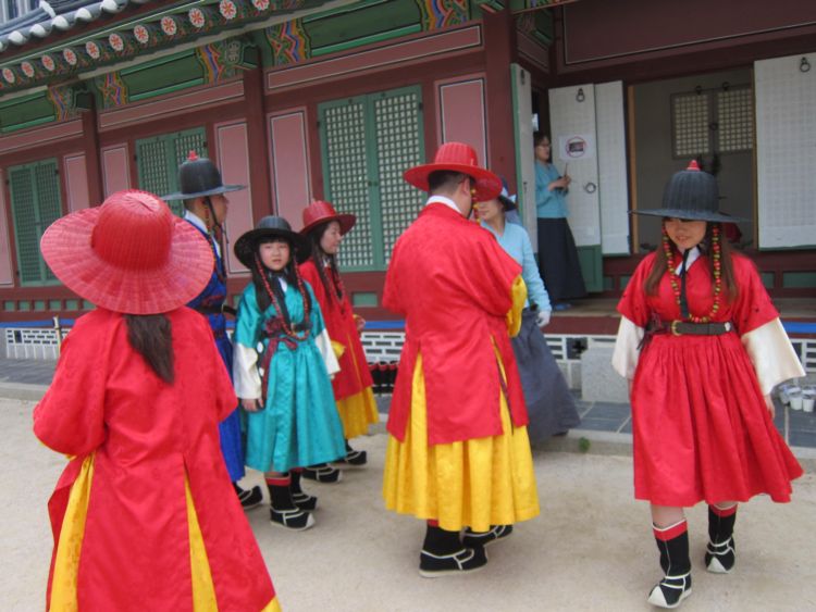 Корейцы переоделись в национальные одежды для фотографирования. Фото Лимарева В.Н.  