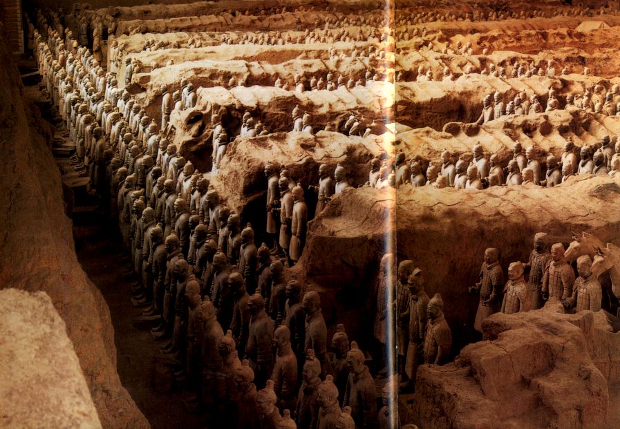 Теракотовая армия в захоронении императора Цинь Шихуанди.  