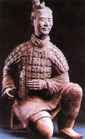 Воин. Керамическая фигурка из гробницы императора Цинь Шихуана 3 в до н.э.  