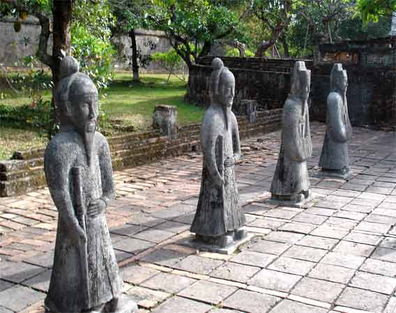Чиновники. Статуи в гробнице императора Ты
Дык.  Вьетнам г.Хуе. Фото Лимарева В.Н.