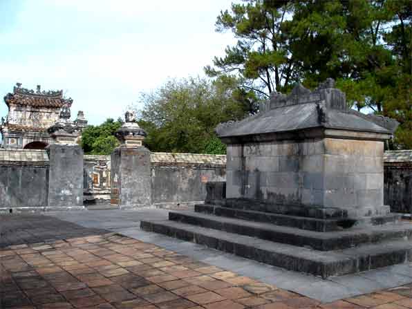 Место захоронения императора Ты
Дык.  Вьетнам г.Хуе. Фото Лимарева В.Н.